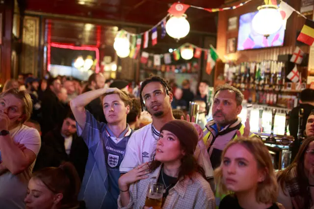 England fans in the pub