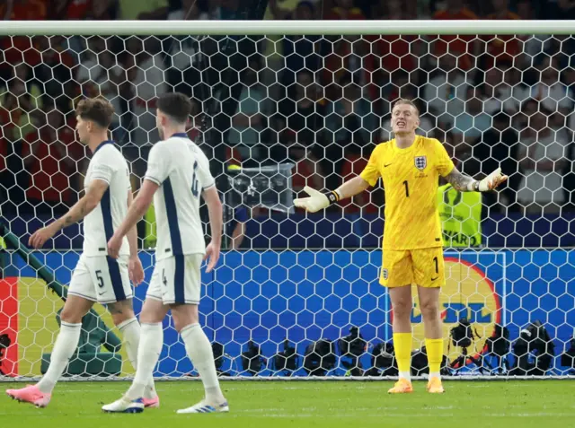 Pickford shouts to his defenders