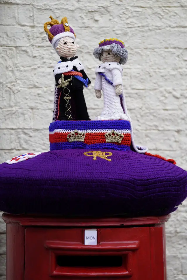 Knitted post box topper