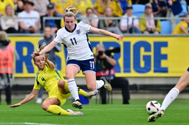 Lauren Hemp challenges for the ball