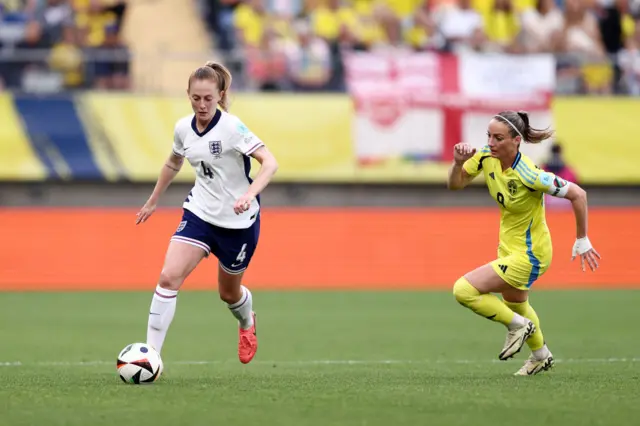 Walsh dribbles away from Asllani