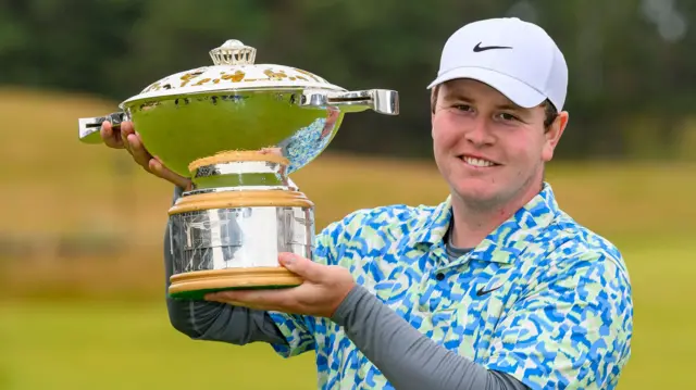 Robert MacIntyre holds the Scottish Open trophy