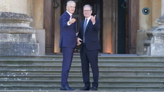 Prime Minister of Norway Jonas Gahr Store standing next to Keir Starmer