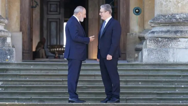 Prime Minister of Armenia Nikol Pashinyan standing next to Keir Starmer on the steps of Blenheim Palace