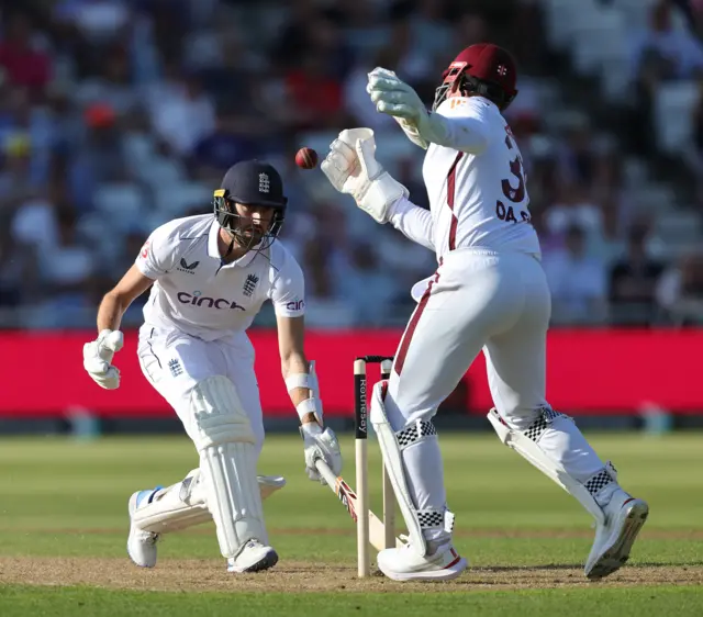 Josh Da Silva misses the chance to stump Mark Wood