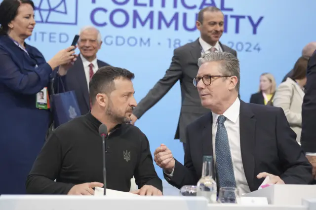 British Prime Minister Keir Starmer (R) and Ukrainian President Volodymyr Zelensky (L)