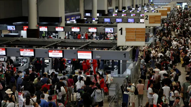 Air Asia passengers queue