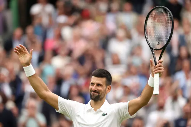 Djokovic smiles to crowd