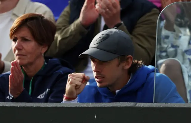 Alex de Minaur fist bump