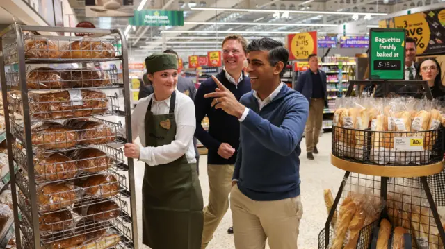 Sunak in a supermarket in Carteron, Oxfordshire, earlier