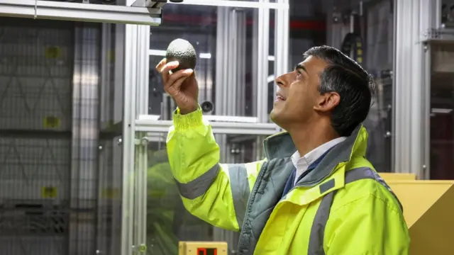 British Prime Minister Rishi Sunak picks up groceries during a visit to Ocado distribution centre on the day of a Conservative general election campaign event, near Luton, Britain July 2, 2024.