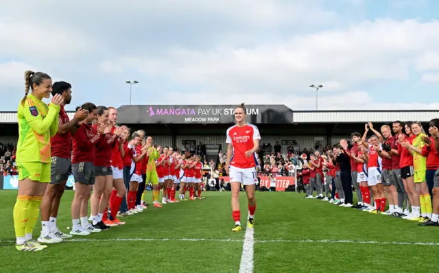 Vivianne Miedema being given a guard of honour at Arsenal