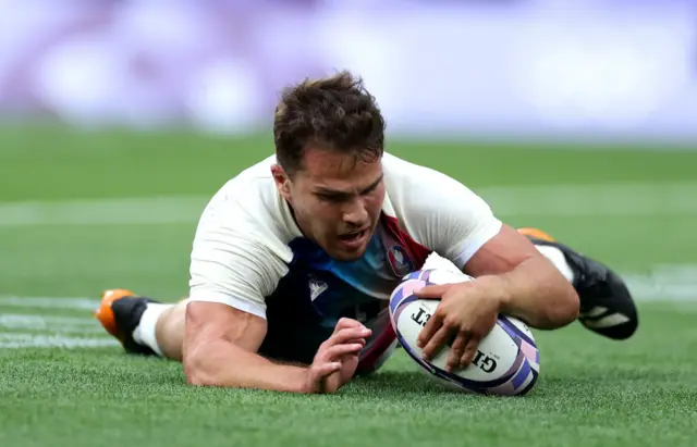 Antoine Dupont puts the rugby ball down for a try