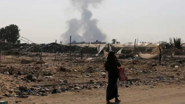 Smoke rises from Khan Younis, in the southern Gaza Strip, during an Israeli operation (24 July 2024)