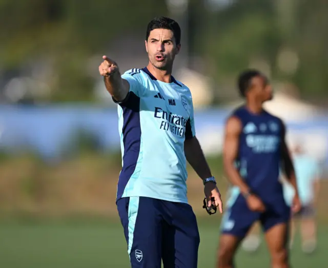 Mikel Arteta pointing in Arsenal training