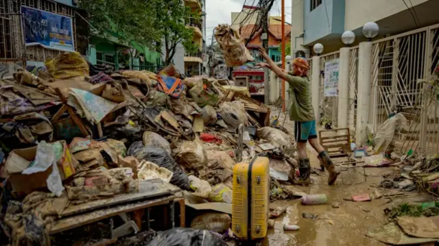 Gaemi floods in Manila Philippines clean up