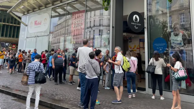 Queues outside a merchandise store