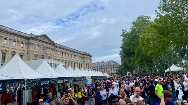 Crowds outside the Louvre