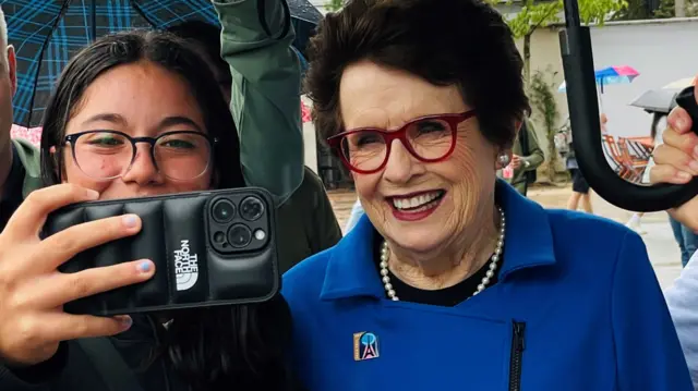 Billie Jean King and fan at Roland Garros