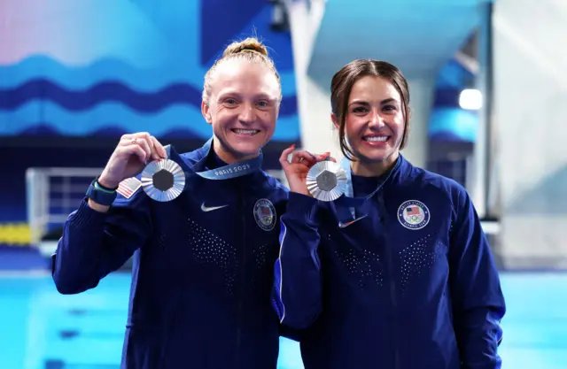 USA divers Sarah Bacon and Kassidy Cook with silver medals