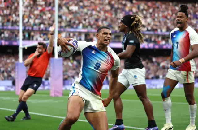 Grandidier celebrates his try for France