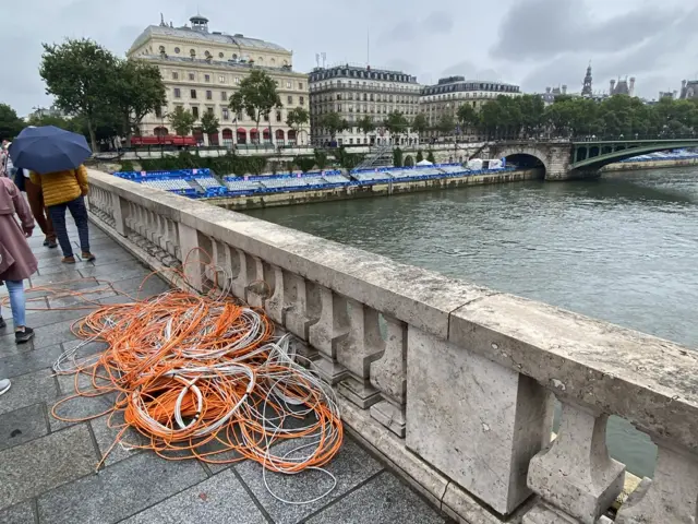 Cables on Ponte Notre-Dame