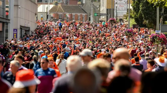 Jones' Road full of fans