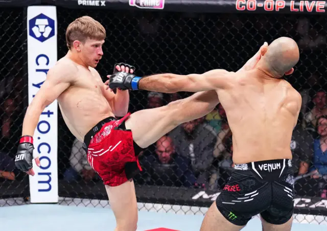 Arnold Allen kicks Giga Chikadze in the face