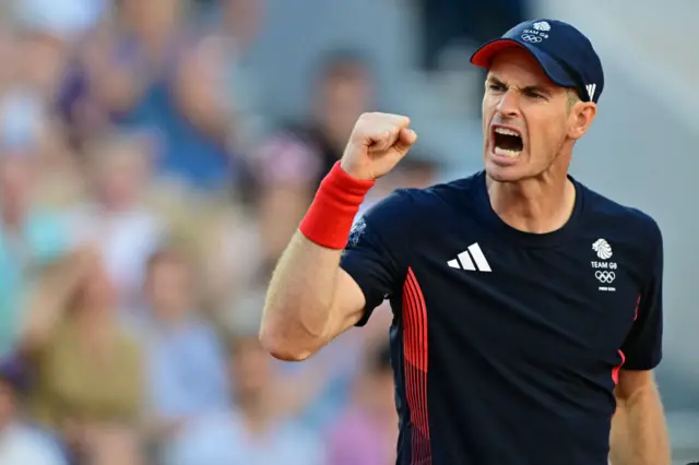 Andy Murray shouts and pumps his fist