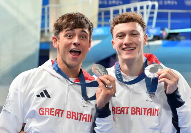 Daley and Williams pose with silver medal