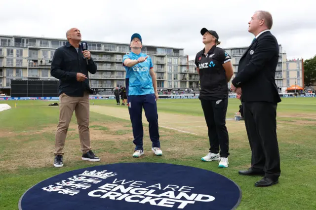 Heather Knight and Sophie Devine at the toss in the third ODI