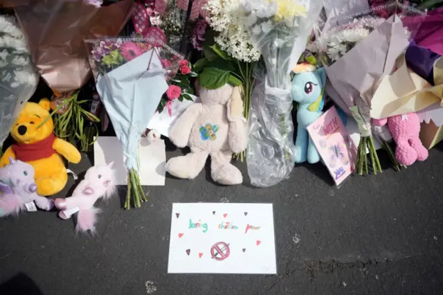 A picture of teddy bears and flowers