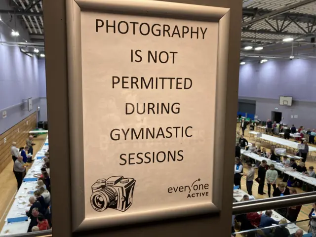 Gym sign saying "no photography"