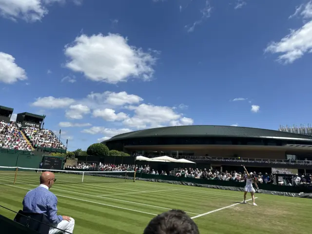 Lily Miyazaki serving on court 18