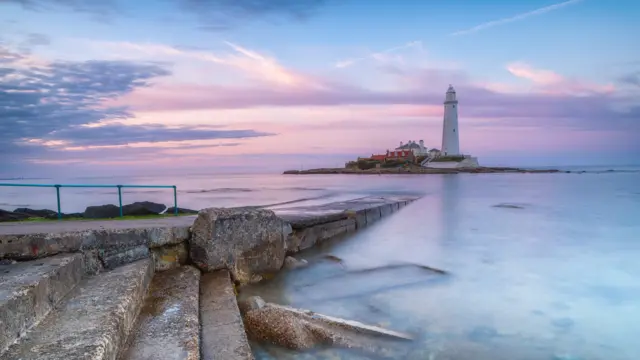 A pink sky above a lighthouse at Whitley Bay