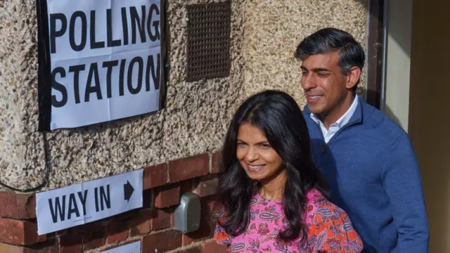 Prime Minister Rishi Sunak (R) and his wife Akshata Murty