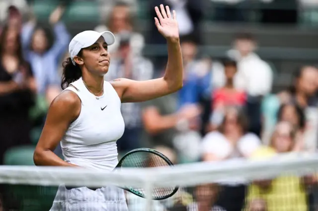 Madison Keys holds up her hand to the crowd at Wimbledon