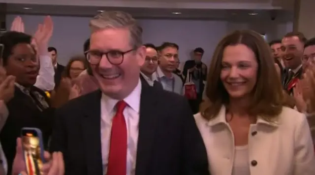 Keir Starmer yn cyrraedd y cyfrif gyda’i wraig, Victoria.