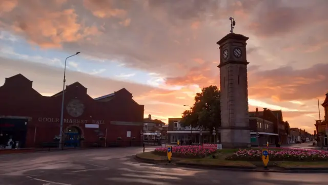 Sun rises over Goole Cenotaph and Market Hall