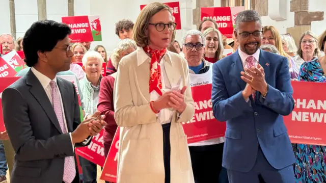 New Labour MPs Kanishka Narayan and Catherine Fookes with First Minister Vaughan Gething