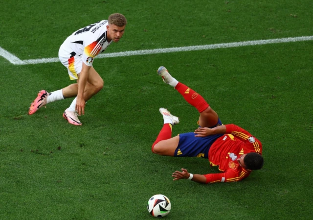 Maximilian Mittelstadt  tackles Ferran Torres