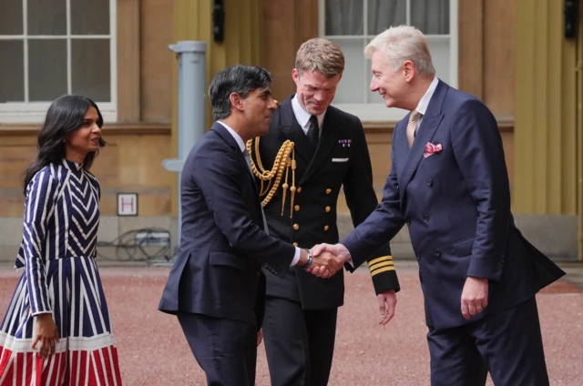 Sunak greeting Buckingham Palace officials