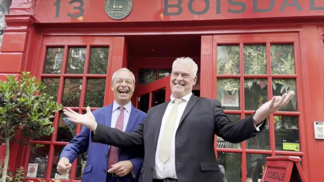 Nigel Farage and Lee Anderson outside the pub