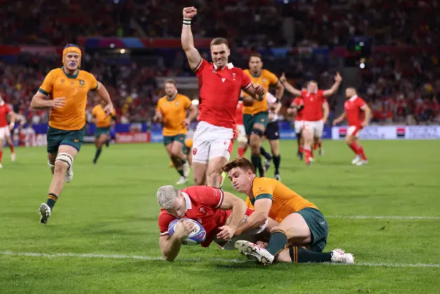 Gareth Davies scores against Australia