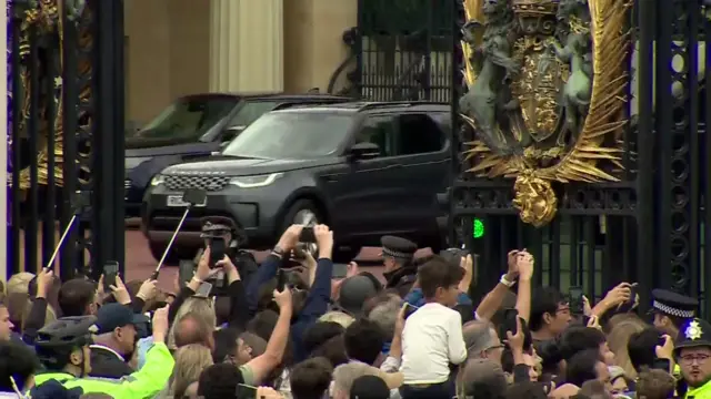 Sunak leaves Buckingham Palace