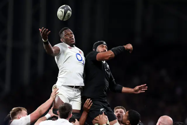 Maro Itoje catching a line-out ball