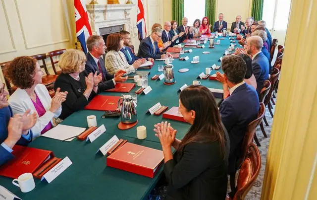 MPs sitting around the cabinet table