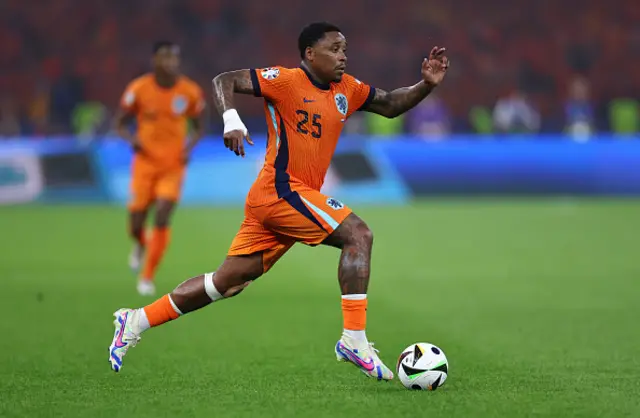 Steven Bergwijn of Netherlands on the ball