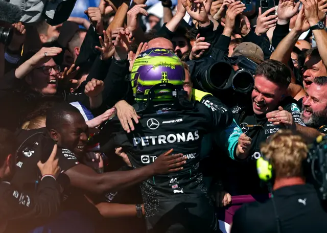lewis hamilton hugging his mercedes team