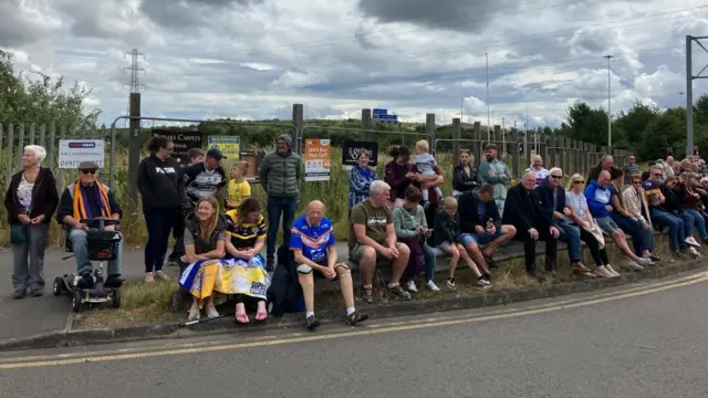 Crowds on Park Road, Castleford